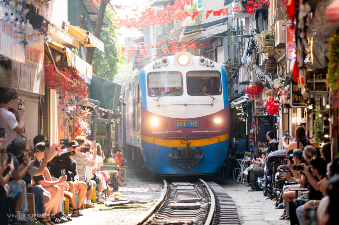 Người dân, khách du lịch chờ tàu trên phố cf đường tàu Hà Nội, tháng 11/2025. Ảnh: Hoàng Giang