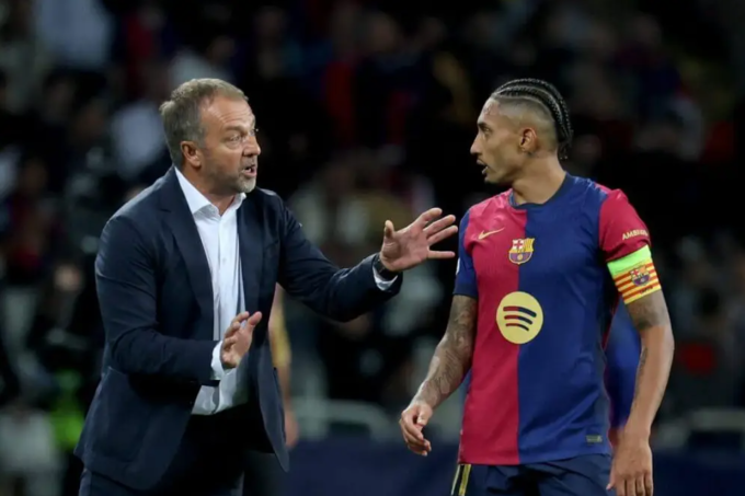HLV Hansi Flick chỉ đạo Raphinha trong một trận đấu của Barca mùa 2024-2025. Ảnh: The New York Times