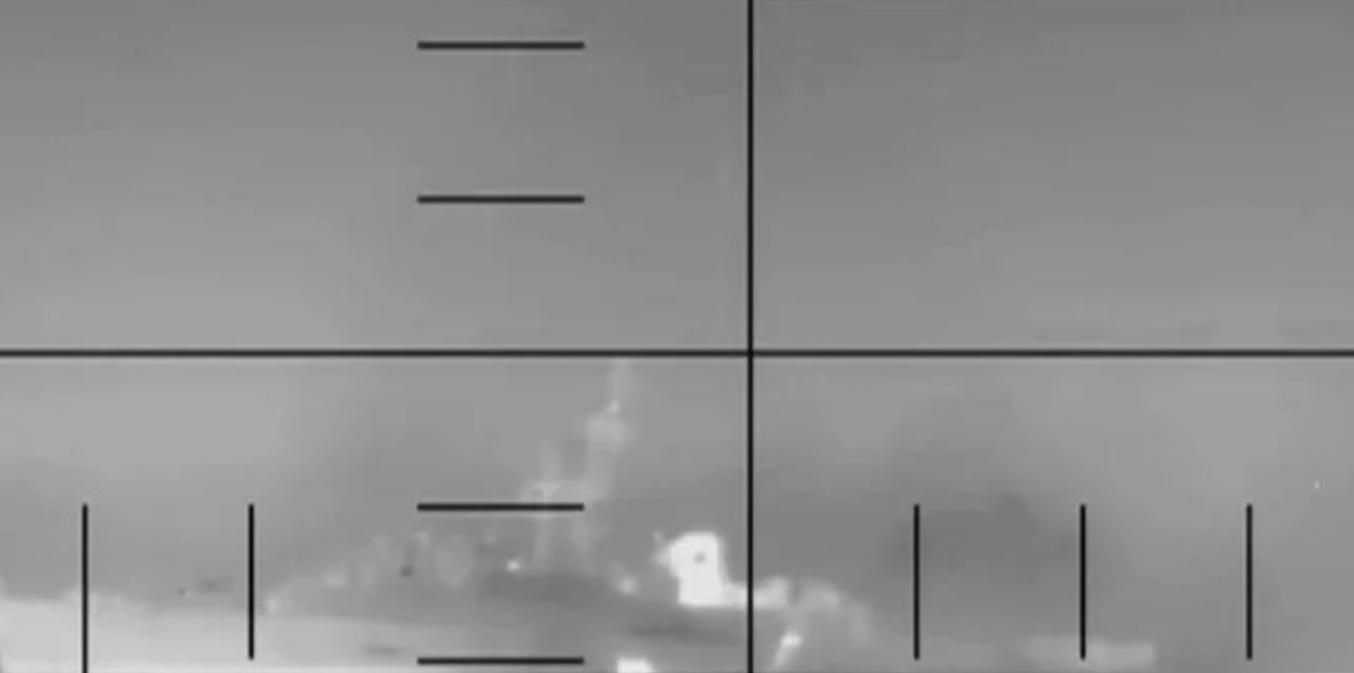 Mỹ đánh chìm hơn 30 tàu Iran, Ấn Độ giúp tàu Iran đang chìm - Ảnh 1.