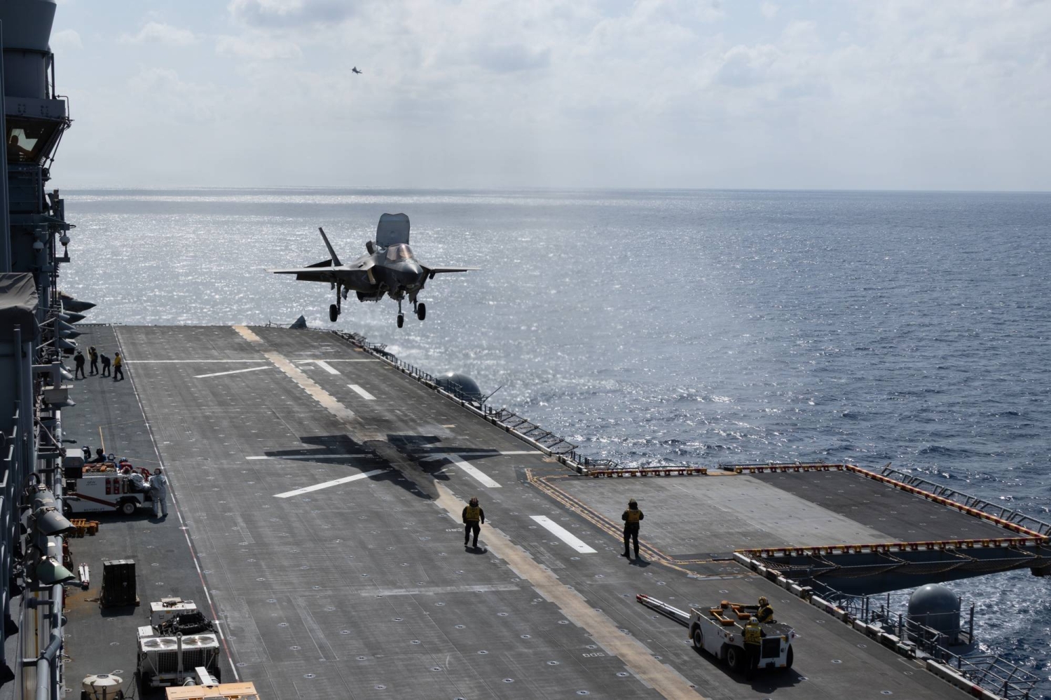 Mỹ điều 5.000 lính tới Trung Đông, hơn 2.000 lính từ Nhật - Ảnh 1.