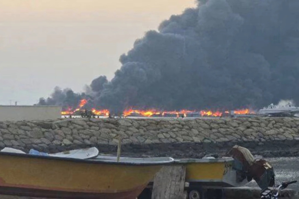 Mỹ kêu gọi công dân lập tức rời Trung Đông, cảnh báo đòn mạnh nhất vào Iran - 1