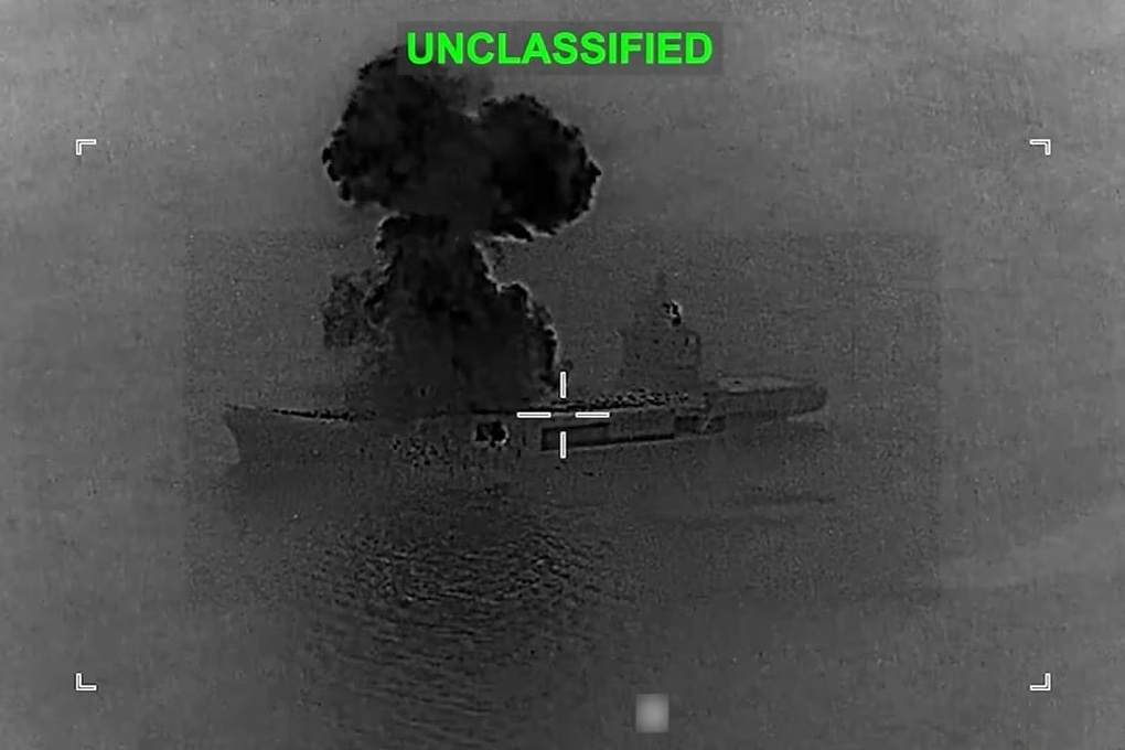 Mỹ không kích, tàu sân bay UAV của Iran bốc cháy - 1