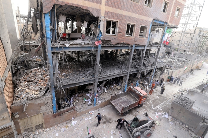 Một tòa nhà bị hư hại sau cuộc tấn công vào thủ đô Tehran của Iran ngày 15/3. Ảnh: AFP