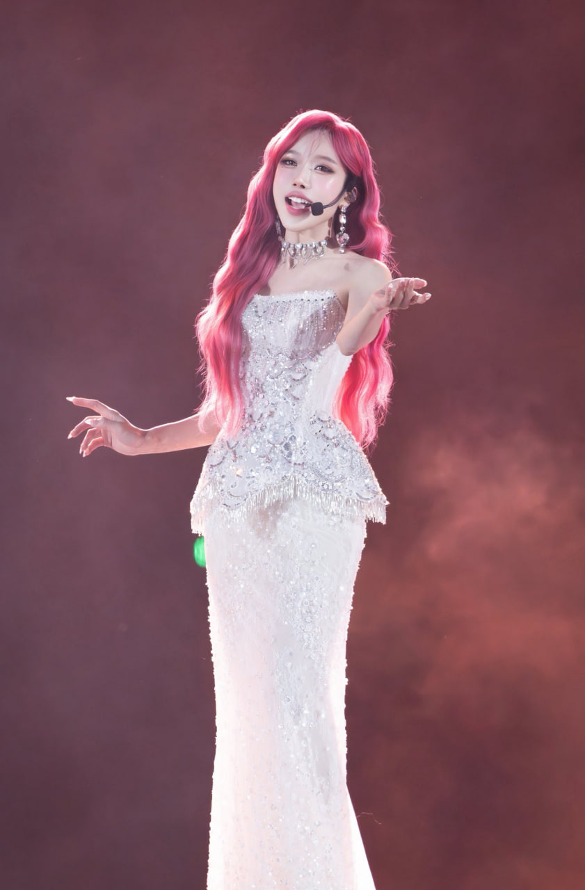 Mỹ nhân Việt gia thế khủng xuất hiện trong poster của Đạp Gió bản Trung mùa 7 là ai?- Ảnh 1.