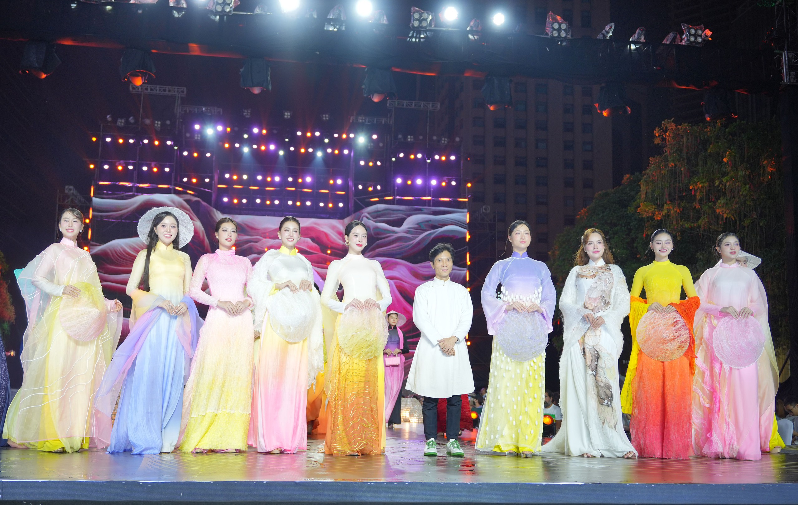 Mỹ nhân Việt và quốc tế khoe sắc, kể chuyện thời trang bền vững bằng áo dài- Ảnh 1.