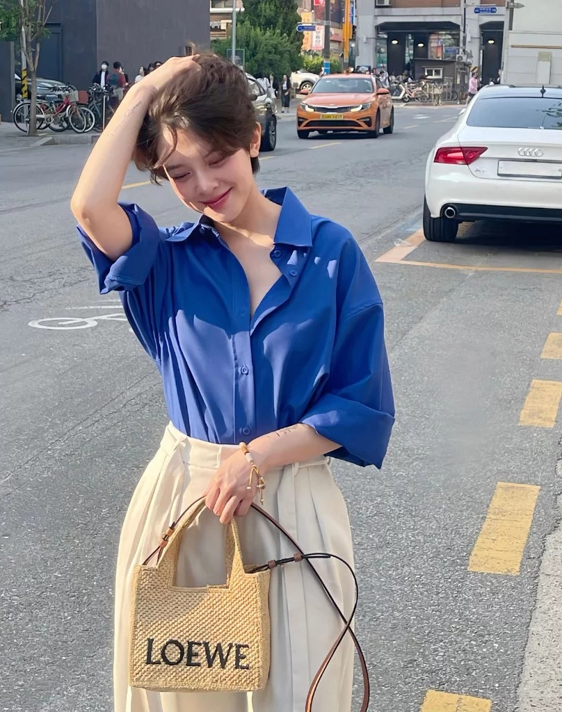 Mỹ nữ chỉ diện áo sơ mi + quần short mà 