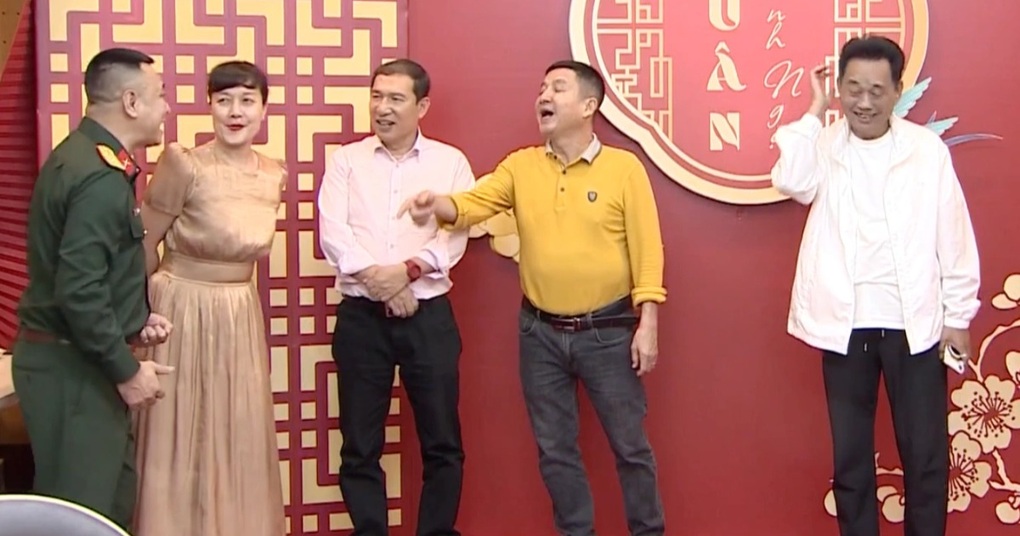 NSND Quốc Khánh thức đến 2h sáng, tự lái ô tô đi tập tiểu phẩm - 1