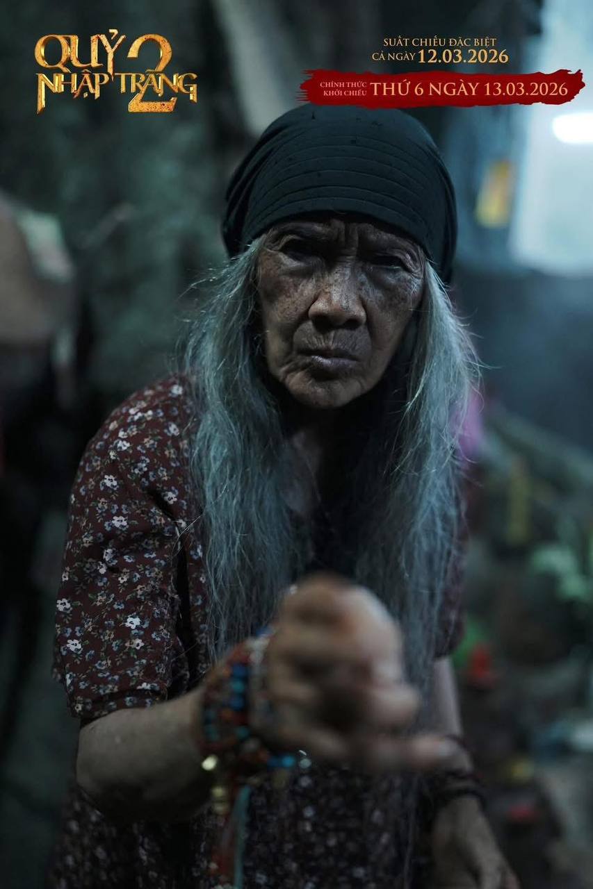 Nữ nghệ sĩ Việt U70 đưa tay nhận quà bị khán giả ngó lơ, netizen bức xúc “thừa kinh tế nhưng thiếu tinh tế”- Ảnh 2.