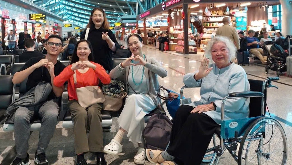NSƯT Lê Mai ngồi xe đẩy, được 3 con gái là mỹ nhân Hà Thành đưa đi du lịch - 1