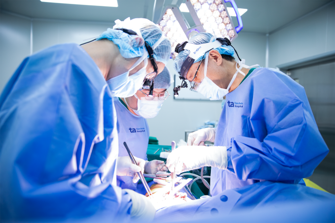 Phó giáo sư Vĩnh (bên phải) phẫu thuật cắt một bên phổi bị nấm ăn thủng hoàn toàn cho người bệnh. Ảnh: Bệnh viện Đa khoa Tâm Anh