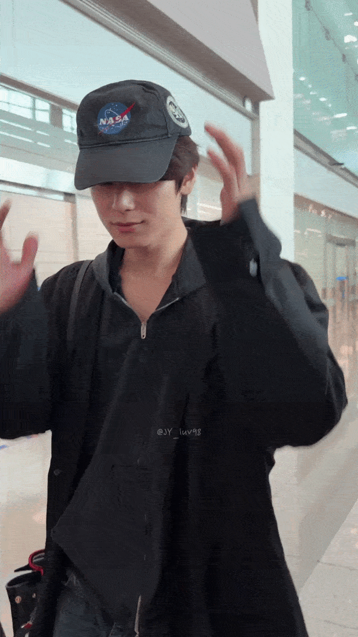 Nam ca sĩ bị công ty ghẻ lạnh, bỏ mặc tự xoay sở với 100kg hành lý?- Ảnh 3.