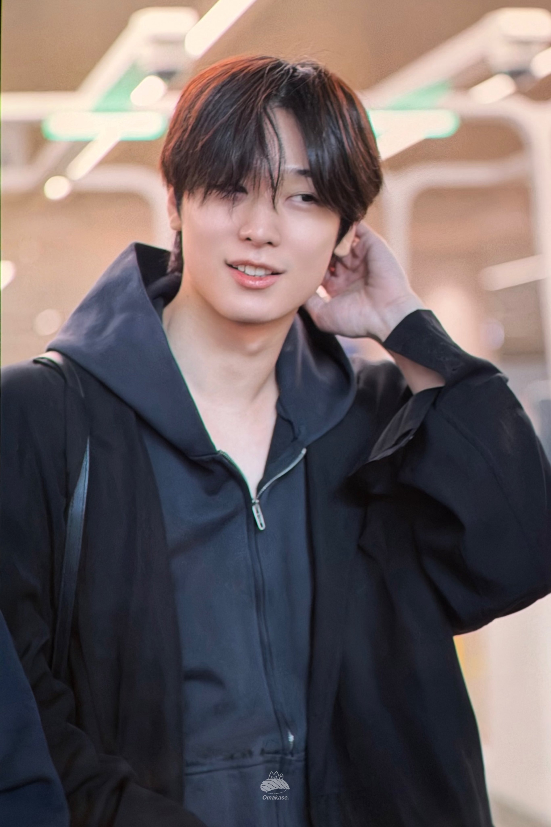 Nam ca sĩ bị công ty ghẻ lạnh, bỏ mặc tự xoay sở với 100kg hành lý?- Ảnh 1.