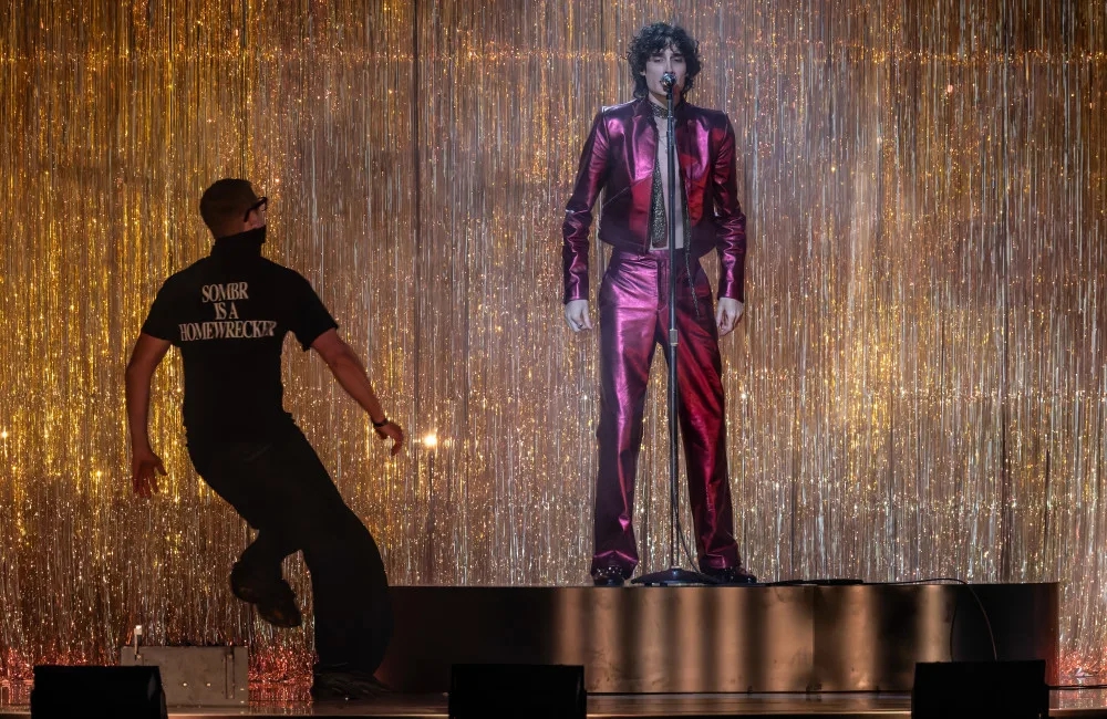 Nam ca sĩ bị đẩy văng khỏi sân khấu, antifan gọi là “tiểu tam” ngay trên sóng truyền hình trực tiếp- Ảnh 2.