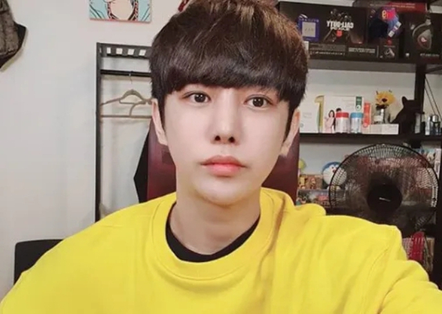 Nam ca sĩ điển trai qua đời đột ngột ở tuổi 32, sau đó mẹ anh cũng mất vì quá nhớ con- Ảnh 1.