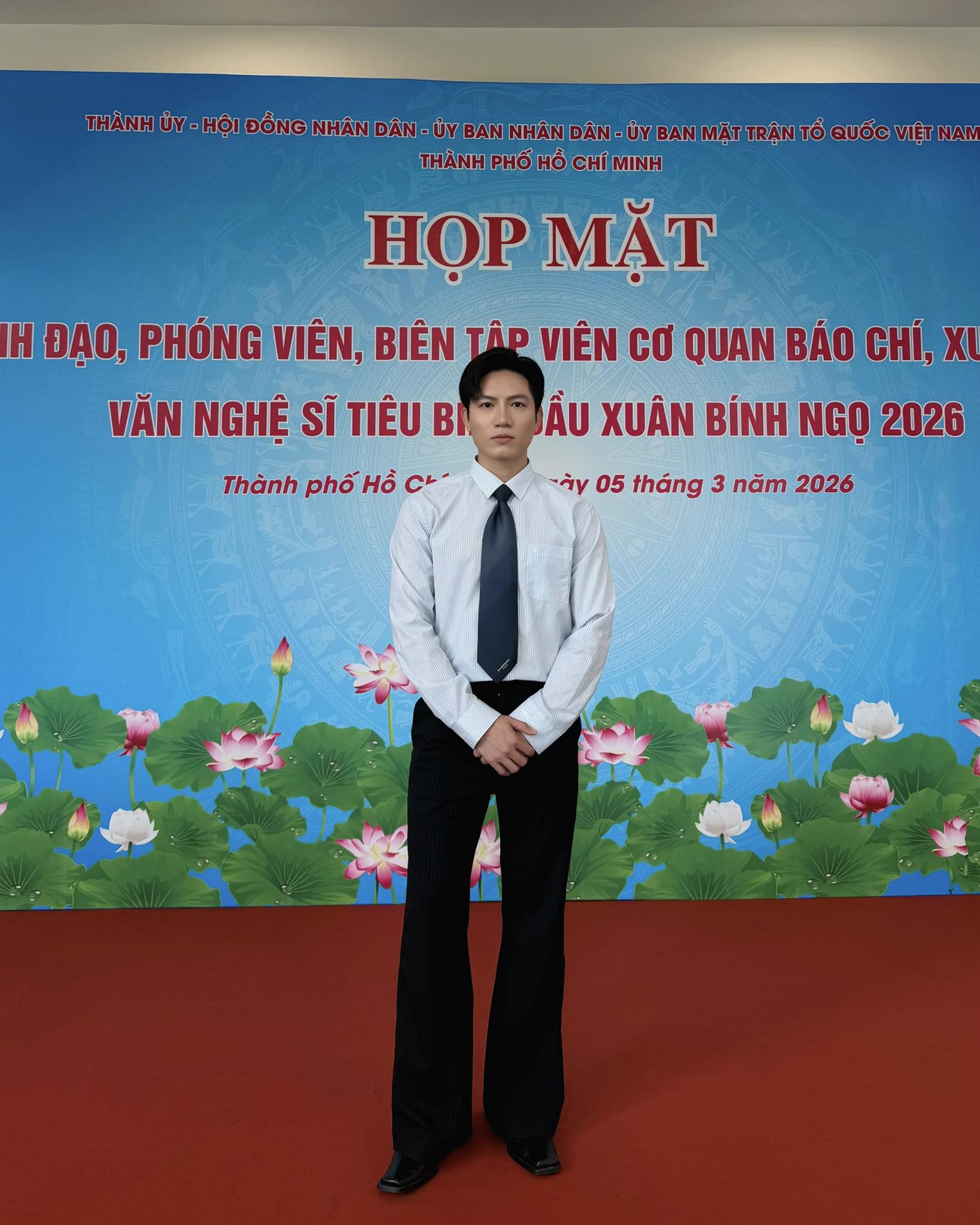 Nam ca sĩ được gặp mặt ban lãnh đạo TP.HCM: Biết sáng tác nhạc về Đảng - Bác Hồ, về quê chơi Tết cũng viral trang Thông tin Chính phủ- Ảnh 1.