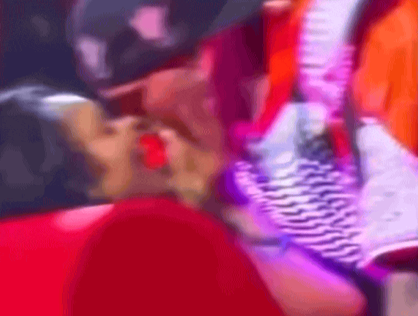 Nam ca sĩ hôn ngấu nghiến 1 phụ nữ có gia đình ngay trước mặt người chồng, soi quá khứ mới thấy ngán ngẩm- Ảnh 1.