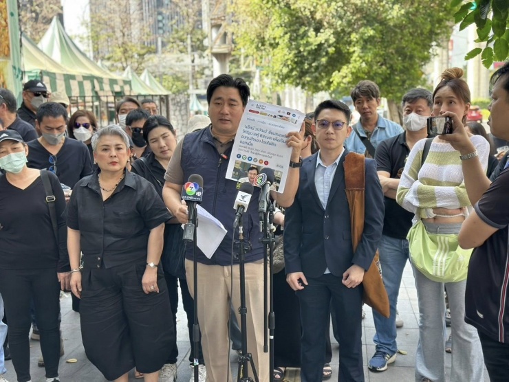 Nhóm người tự nhận là nạn nhân của nam ca sĩ Worawat Naknaewadi (Acme).