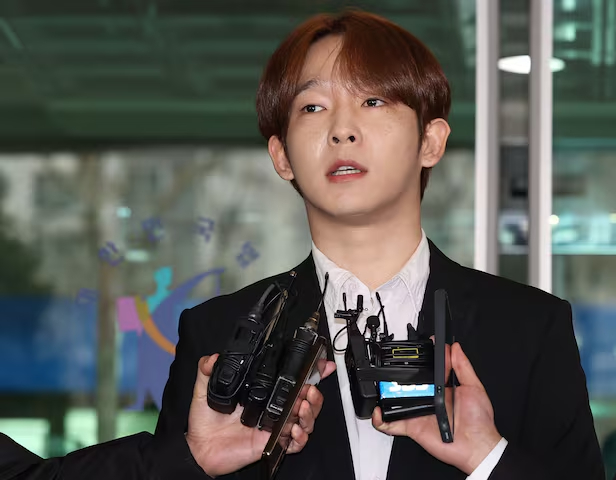 Nam ca sĩ say rượu lái xe với tốc độ gần 200 km/h lao vào dải phân cách, nay nguy cơ ngồi tù 1,5 năm- Ảnh 1.