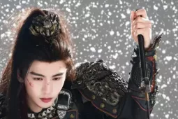 Nhiều sao nam trang điểm khi đóng vai tướng quân, cớ sao Trương Lăng Hách bị soi?