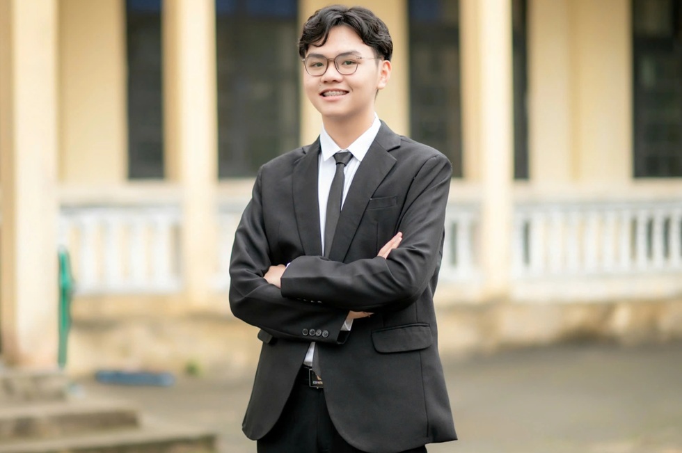 Nam sinh 5 lần thủ khoa tiết lộ lý do bất ngờ quay lưng với ngành Y - 1