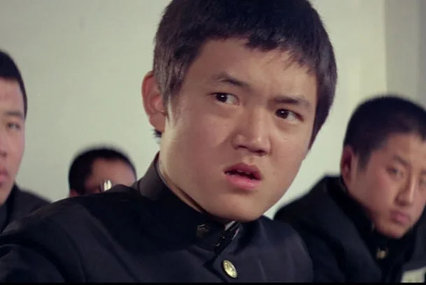 Nam thần thanh xuân một thời nay đi phát tờ rơi, sống lay lắt cùng vợ trong căn phòng thuê chật chội- Ảnh 1.