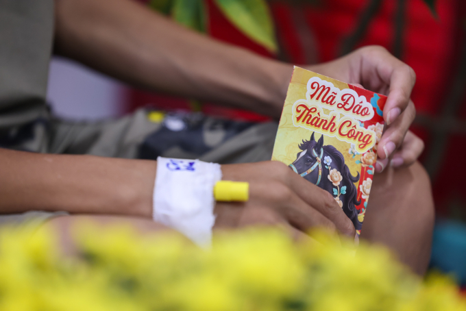 Bệnh nhân sốt xuất huyết nằm viện dịp Tết Nguyên đán Bính Ngọ. Ảnh: Ngô Trần Hải An