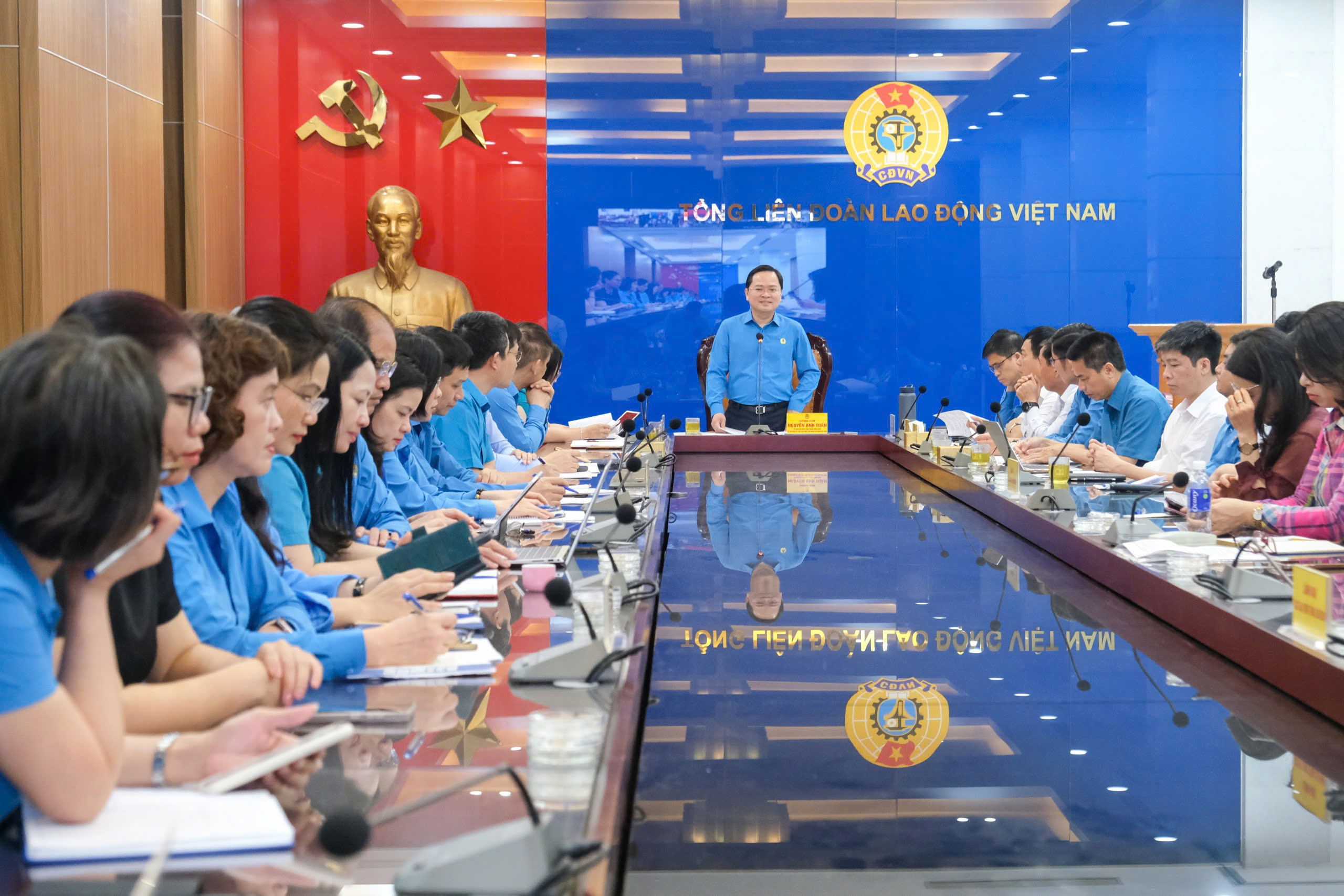 Nâng cao nhận thức chính trị và hiểu biết pháp luật cho công nhân lao động - Ảnh 1.