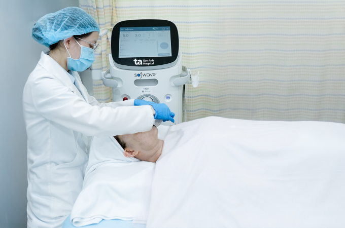 Bác sĩ sử dụng Sofwave giúp săn chắc phần da bên má và cổ cho bà Mai. Ảnh: Bệnh viện Đa khoa Tâm Anh
