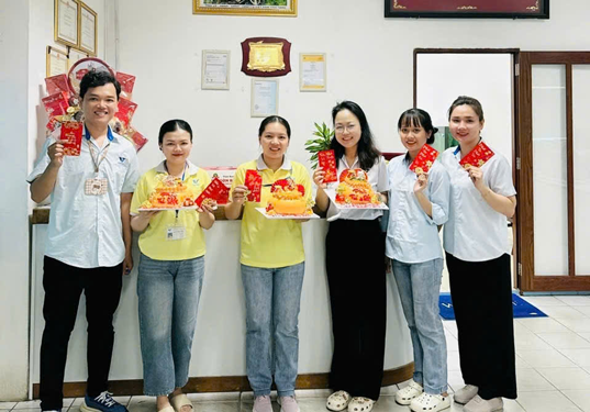 Nâng đãi ngộ để giữ chân người lao động - Ảnh 1.