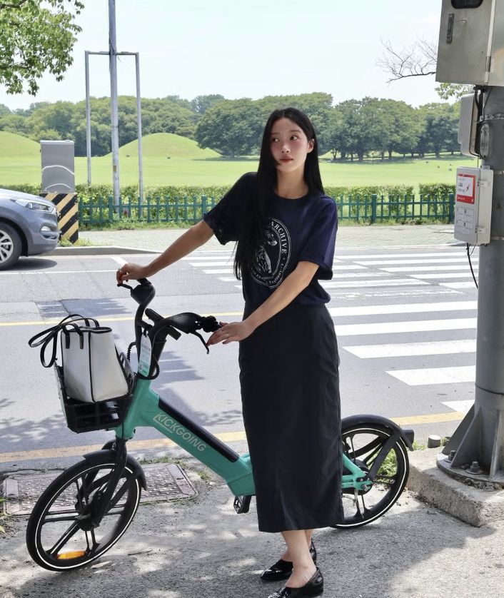 Chân váy bút chì quay trở lại khuynh đảo 2026: Nàng dáng quả lê cứ áp dụng 5 công thức này là gầy đi chục ký- Ảnh 1.