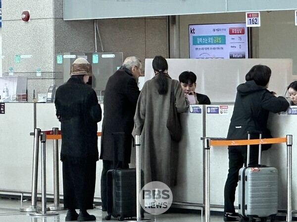 Nàng thơ và chủ tịch U70 ngoại tình còn ngẩng cao đầu xuất hiện cùng con trai ngoài giá thú ở sân bay- Ảnh 1.