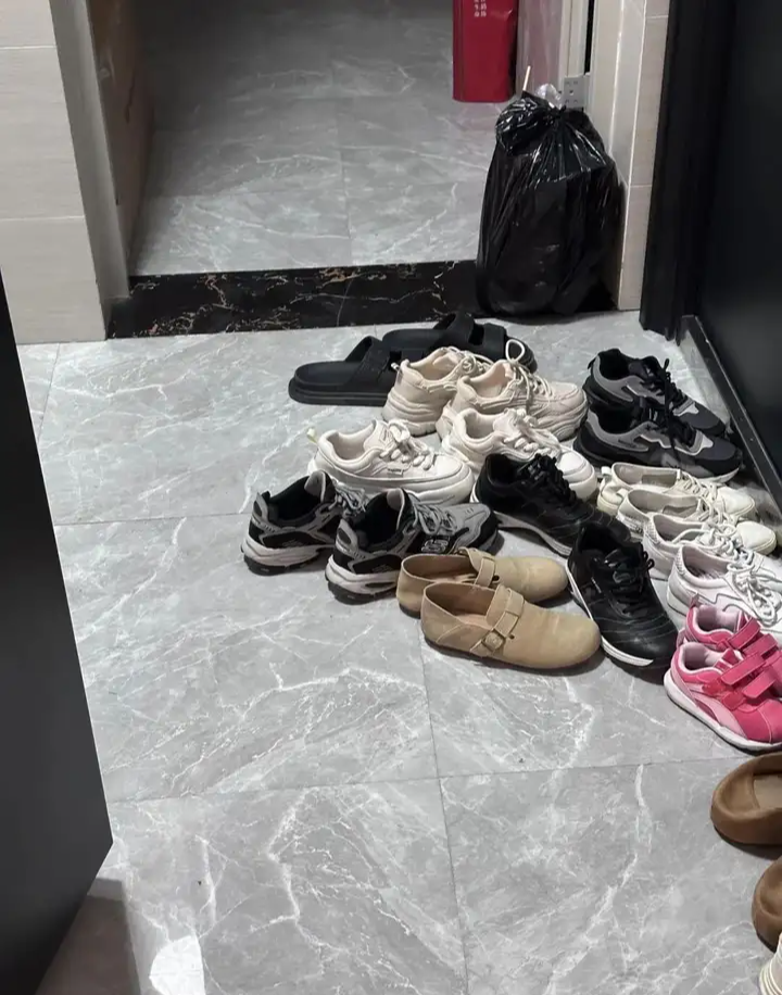 Hàng xóm để giày dép bốc mùi trước cửa: Nên làm gì để không “chiến tranh hành lang” mà vẫn giữ nhà sạch sẽ?- Ảnh 1.