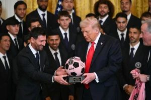 Cảnh tượng kỳ lạ khi Messi gặp ông Trump