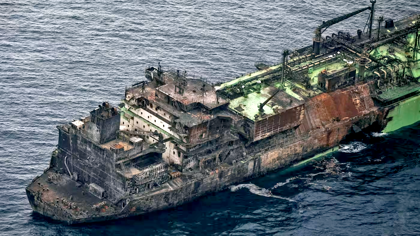 Nga tính điều hải quân bảo vệ tàu thuyền sau khi tàu chở 900 tấn dầu bị tấn công - Ảnh 1.