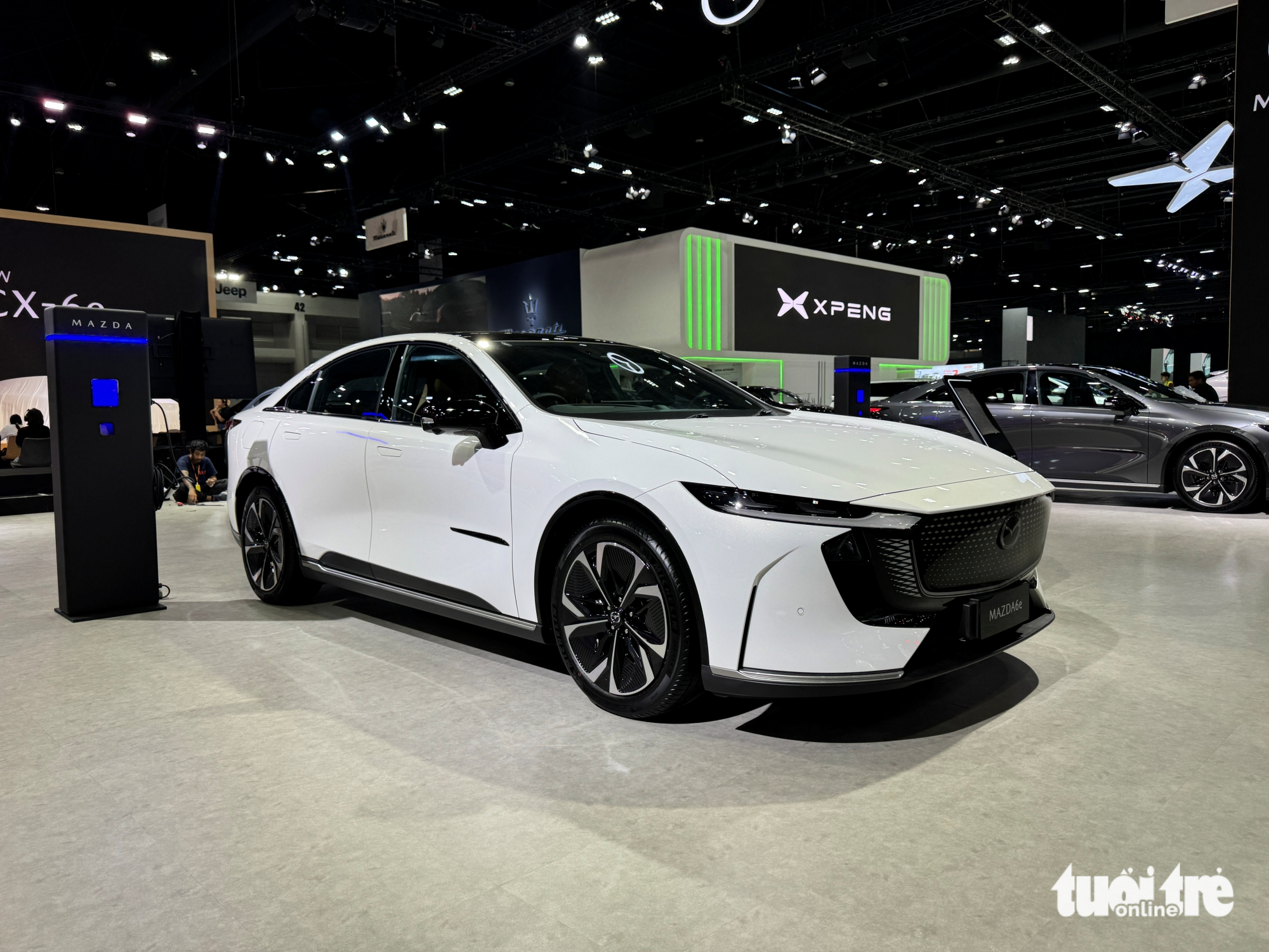 Ngắm xe điện Mazda 6e đấu Camry: Chạy tới 600km/sạc, có cả bản không cần lo tìm trạm sạc 1 Mazda 6e - Ảnh 1.