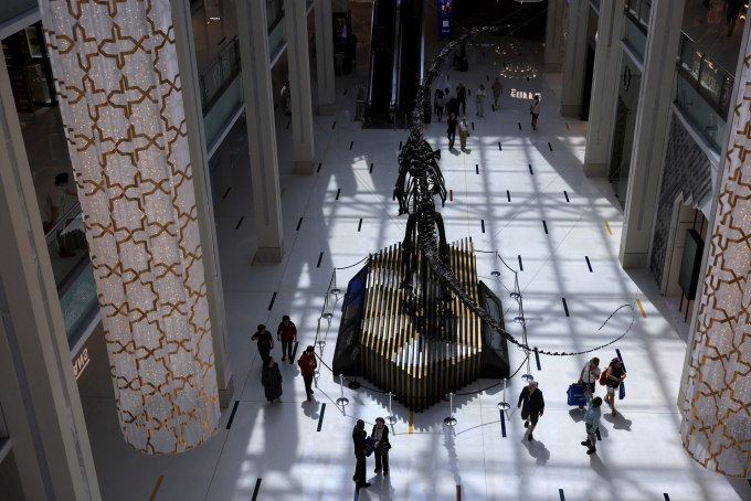 Người dân đi dạo trong Dubai Mall giữa bối cảnh xung đột giữa Mỹ và Israel với Iran hôm 3/3. Ảnh: Reuters