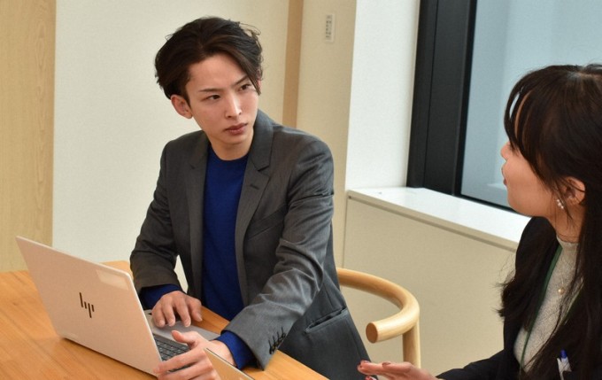 Shiyu Miyazaki, 27 tuổi, làm việc trong bộ phận bán hàng doanh nghiệp tại Công ty Thuốc lá Nhật Bản, thích trang điểm cả trong cuộc sống riêng tư lẫn công việc. Ảnh: Mainichi