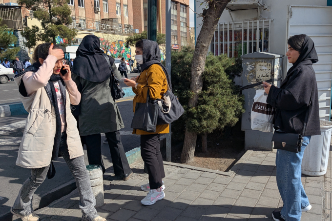 Người dân ở thủ đô Tehran sáng 28/2. Ảnh: AFP