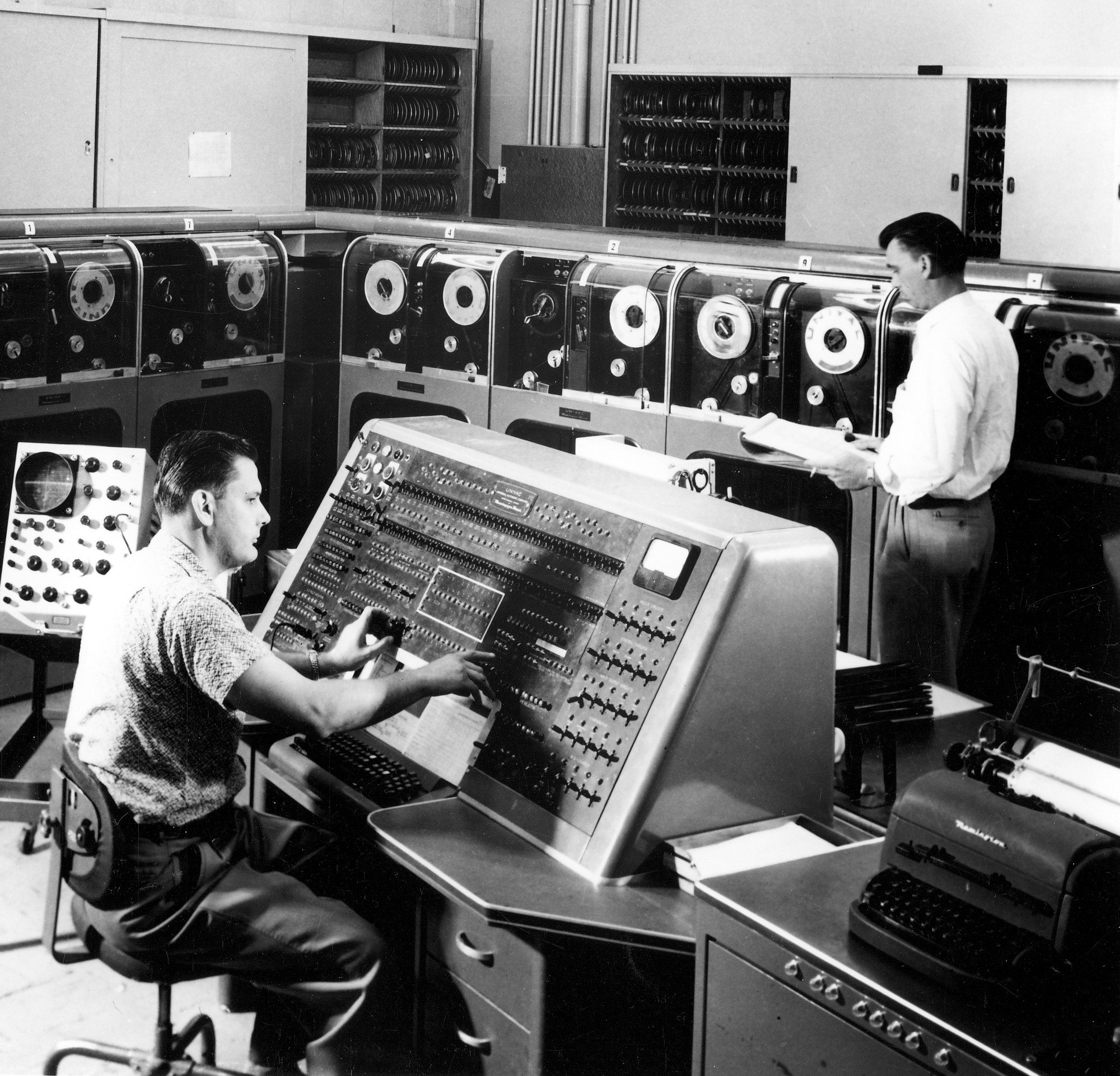 Ngày này năm xưa: Chiếc máy tính nặng bằng 2 chiếc ô tô, ngốn điện bằng cả khu phố, giá gần 400 tỷ đồng - nhưng 