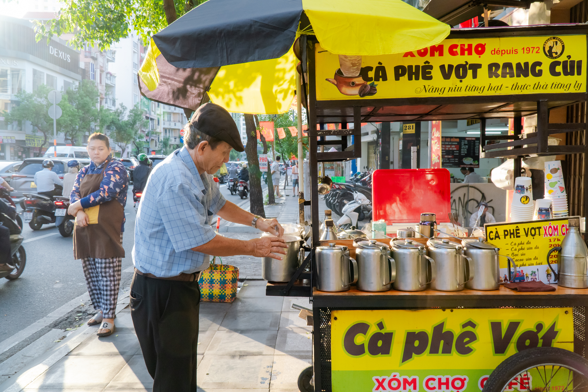 VIDEO: Nghe chuyện về những chiếc xe đẩy bán cà phê ở TPHCM - Ảnh 1.