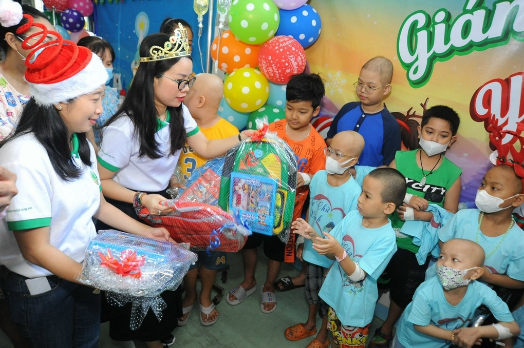 Nghề đặc biệt trong bệnh viện, không cầm dao mổ nhưng giúp xoa dịu nỗi đau - 1