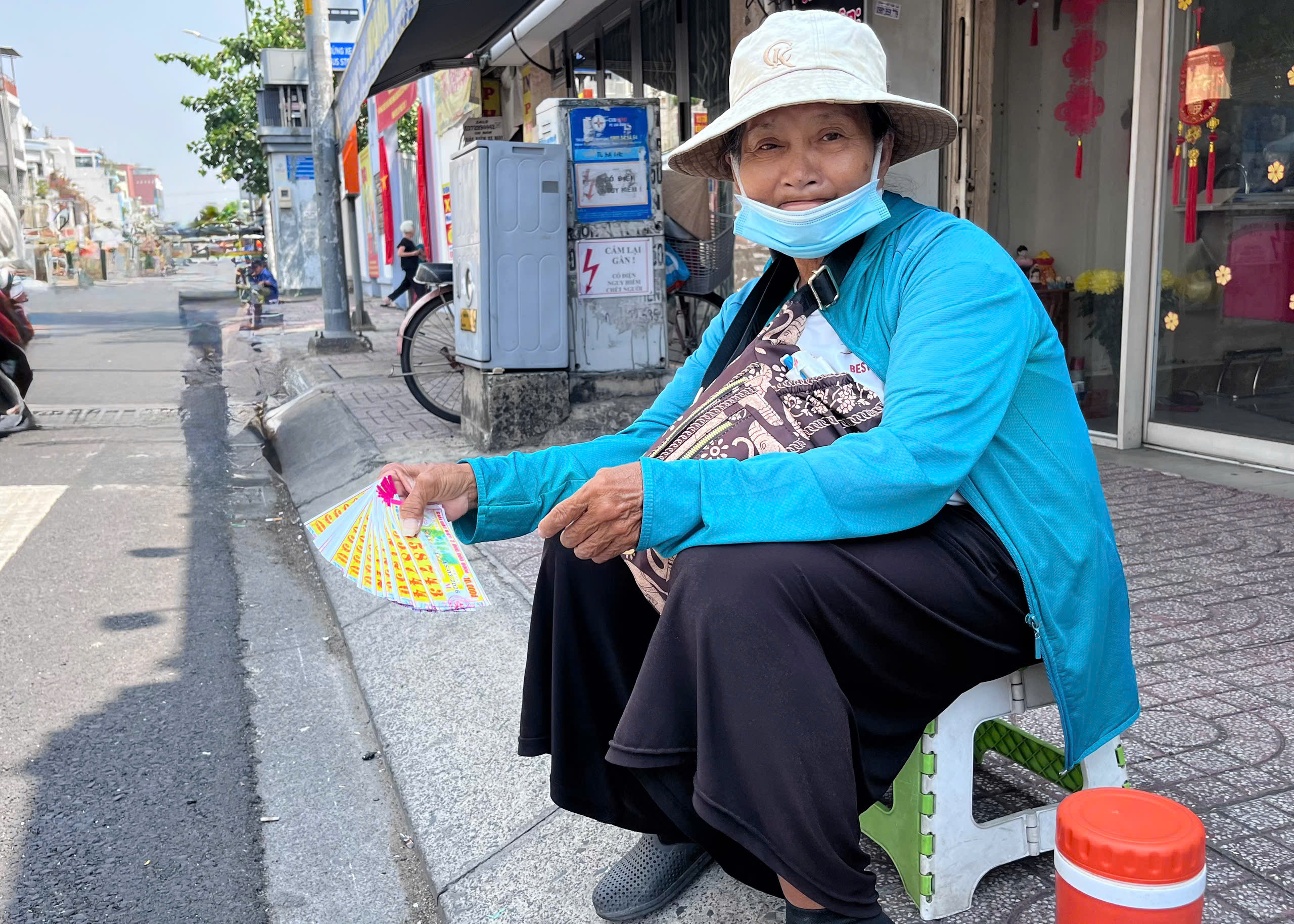 Người già trong vòng xoáy 'mua đứt bán đoạn vé số': Nghề đánh cược với trời- Ảnh 1.