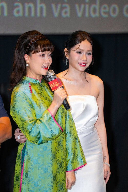 Nghệ sĩ Vân Dung bật khóc tại buổi premiere Quỷ nhập tràng 2.