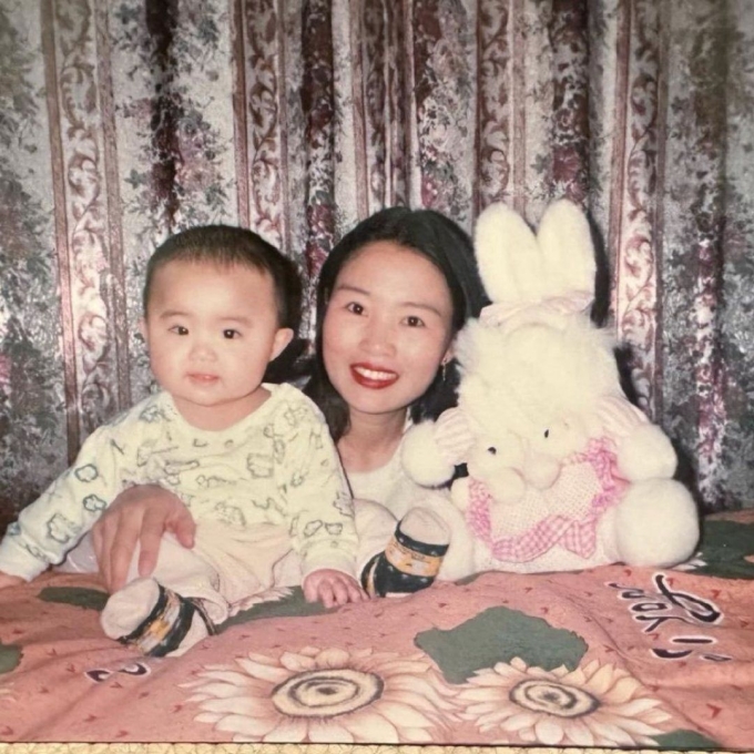 Bức anh hai mẹ con khi Tôn khoảng 1 tuổi. Ảnh: SCMP
