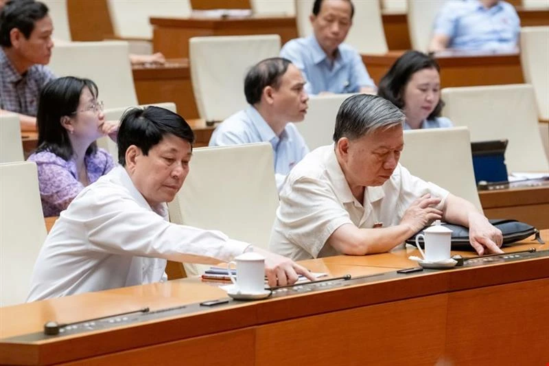 Tổng Bí thư Tô Lâm và Chủ tịch nước Lương Cường bấm nút thông qua Nghị quyết (của Quốc hội) về một số cơ chế, chính sách đặc biệt tạo đột phá trong xây dựng và tổ chức thi hành pháp luật vào sáng 17-5. Nghi quyet 66.jpg