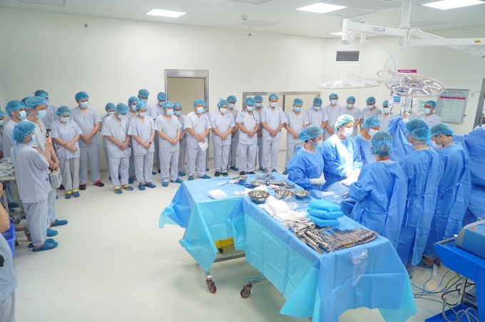 Hơn 30 y bác sĩ tri ân, tiễn biệt người bệnh. Ảnh: Bệnh viện E