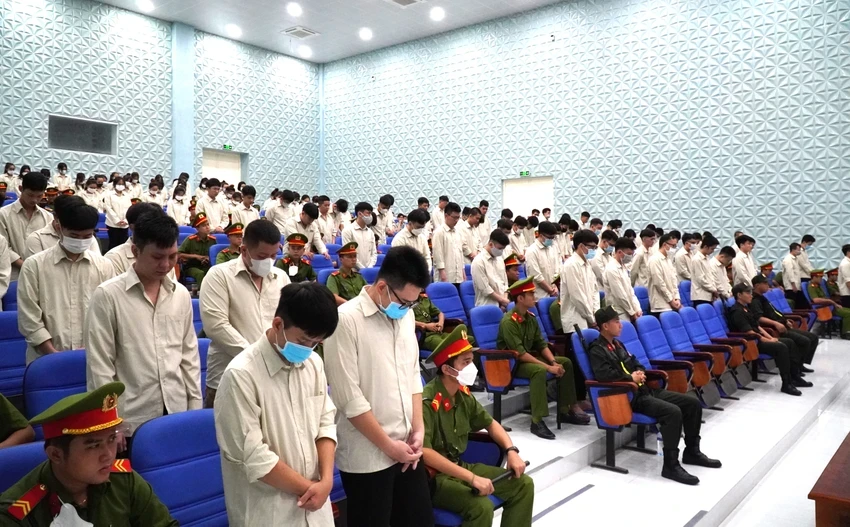 Các bị cáo trong vụ 'núp bóng' Công ty Luật TNHH Pháp Việt đòi nợ thuê trong phiên toà sơ thẩm ngày 30-8-2024. Ảnh: Đông Hà doi-no-thue-phap-viet-4-2543.jpg.png