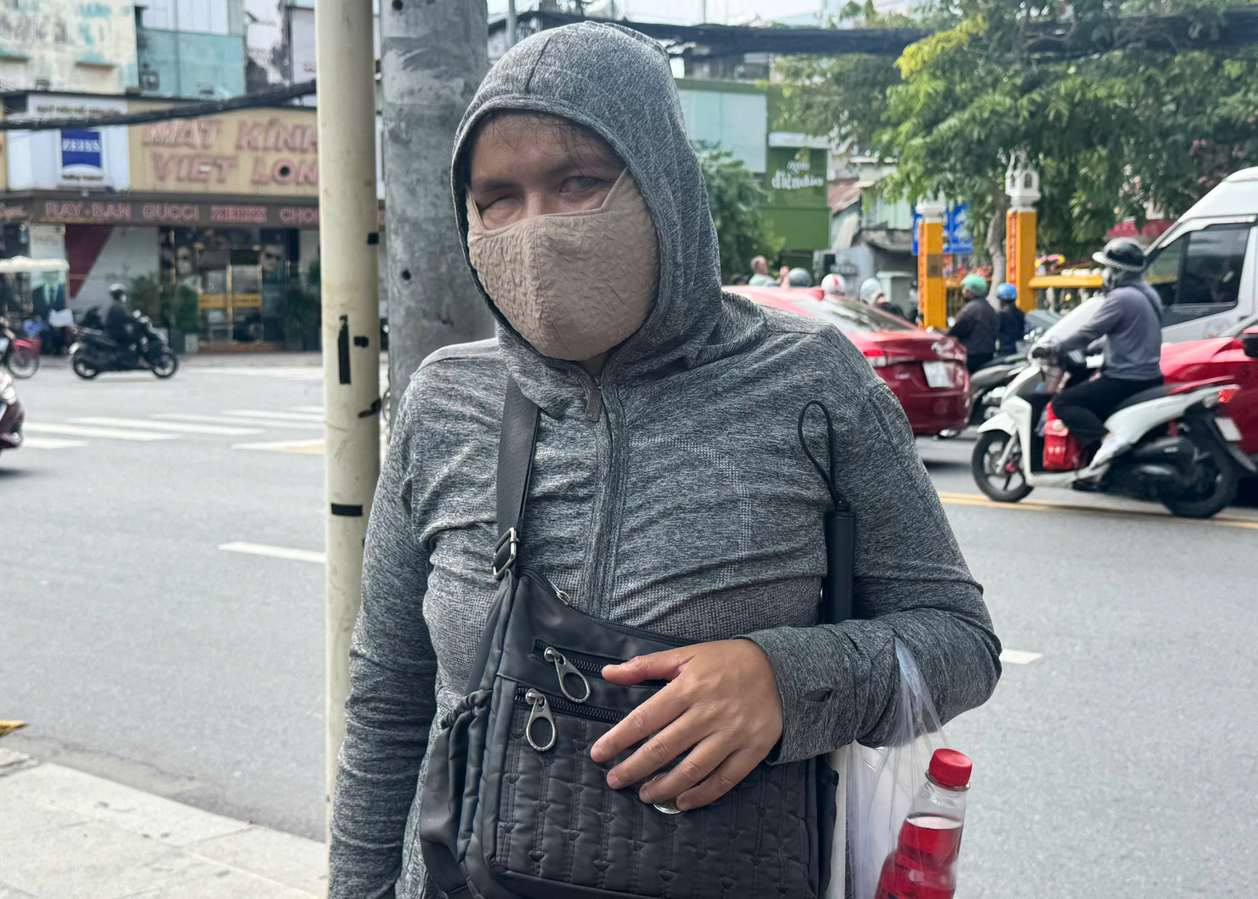 Vòng xoáy vé số 'mua đứt bán đoạn': Nghiệt ngã phận đời khiếm khuyết- Ảnh 1. Vòng xoáy vé số 'mua đứt bán đoạn': Nghiệt ngã phận đời khiếm khuyết- Ảnh 1.