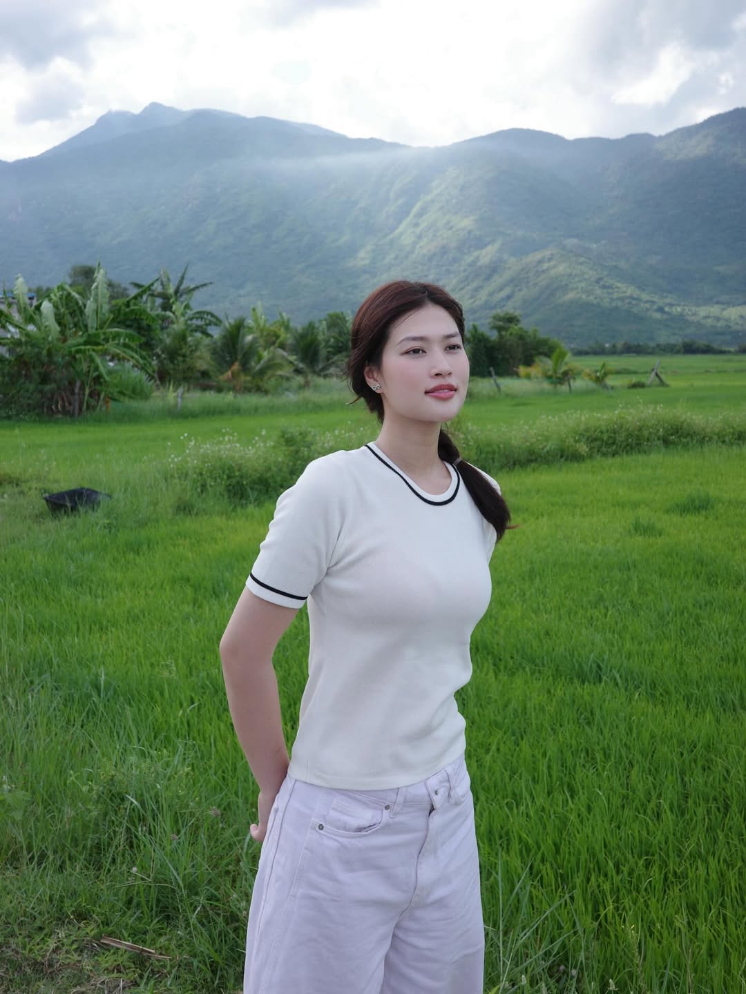 Hoa hậu Vbiz khoe mặt mộc thật đến từng lỗ chân lông trên phim: Ngoài đời siêu xinh siêu sang, ăn mặc đẹp đỉnh- Ảnh 7.