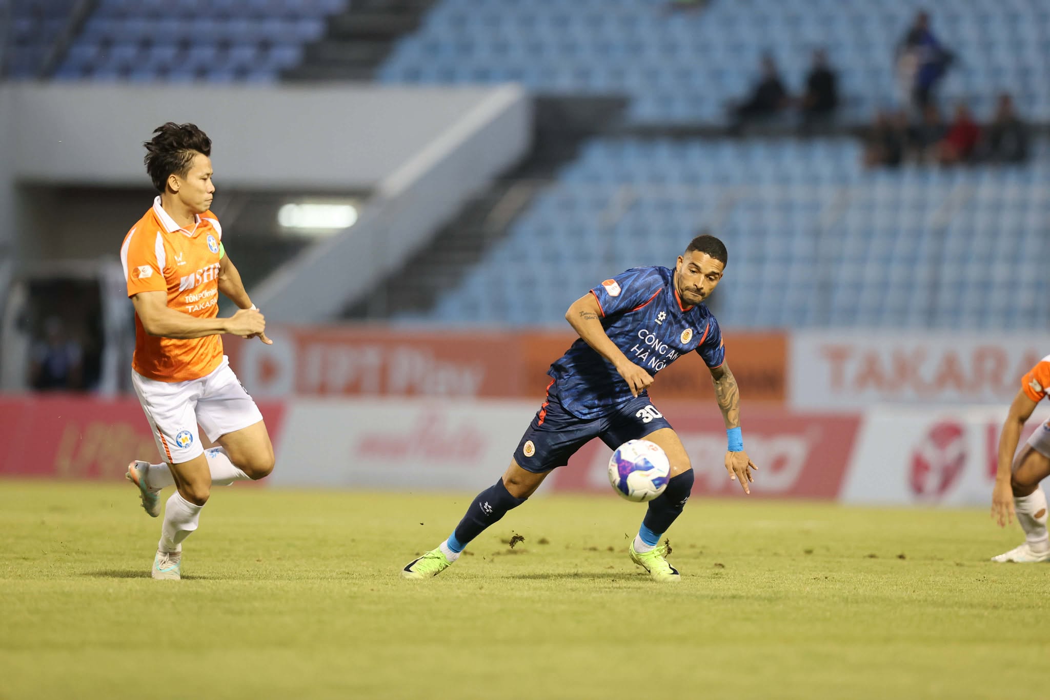 Nguyễn Filip 'xuất thần', CLB CAHN thắng hú vía Đà Nẵng: Ngôi đầu vững như bàn thạch còn HAGL ở đâu?- Ảnh 1.